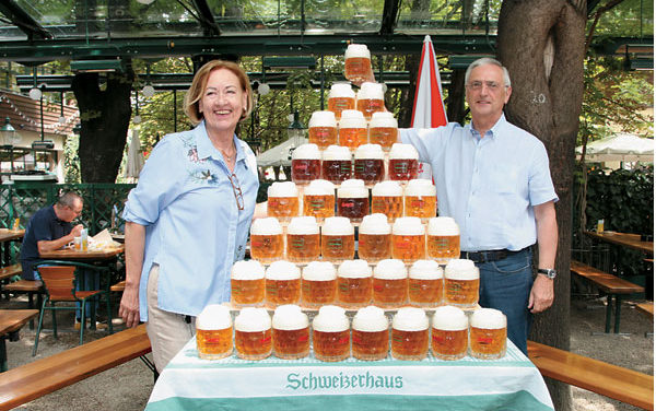 Erste Bierpyramide im Schweizerhaus