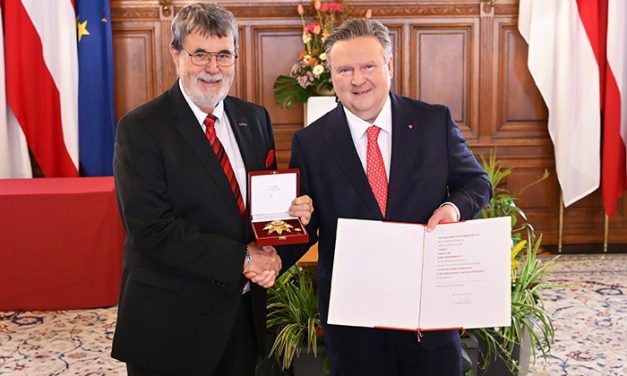 Franz Six erhielt das Goldene Ehrenzeichen